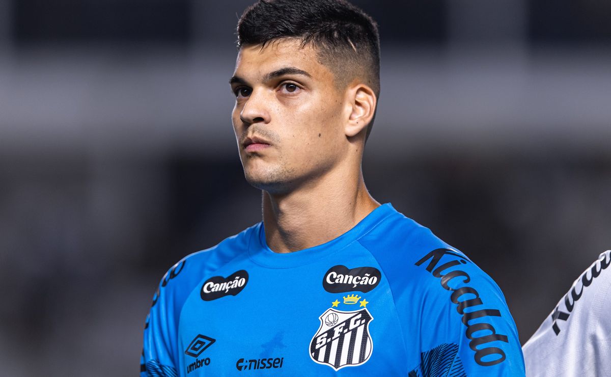 Brazão aborda interesse do Flamengo, despista sobre negociação e afirma foco no Santos