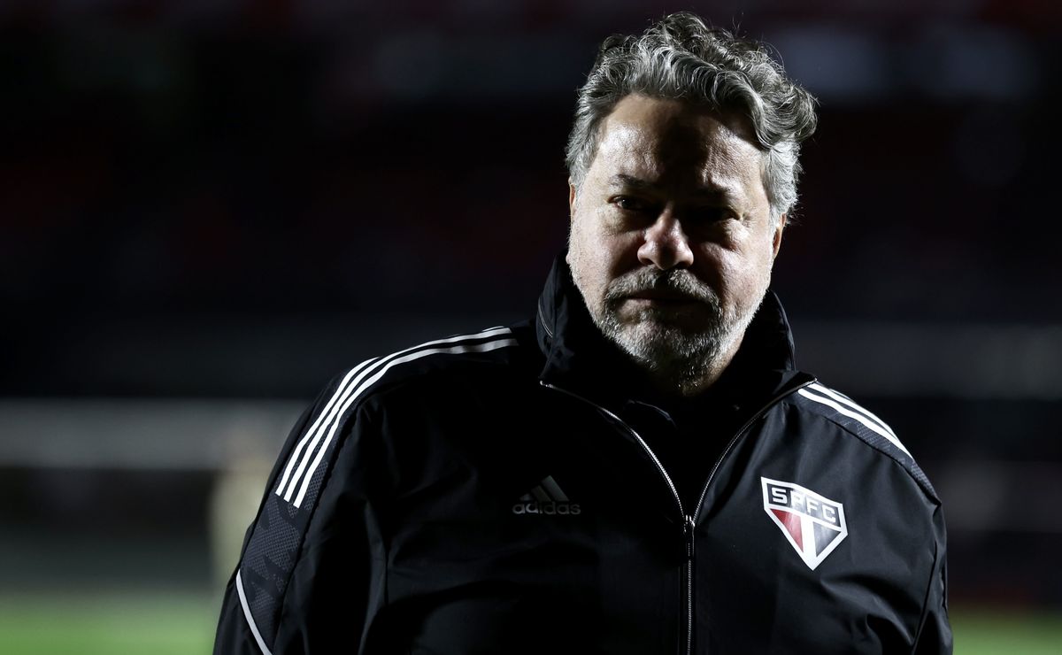 Lista de cinco contratações do São Paulo para Crespo trava por treta envolvendo Casares