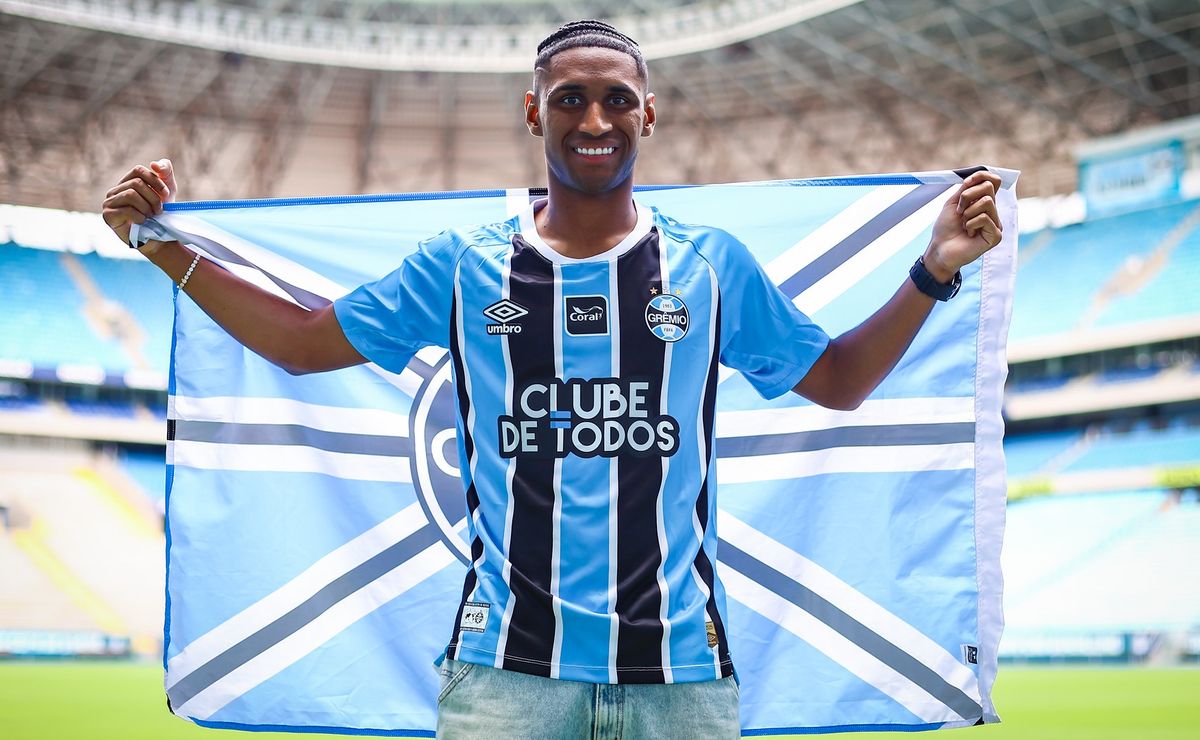 Luís Castro sinaliza data de estreia de Tetê no Grêmio e indica a posição onde o atacante jogará