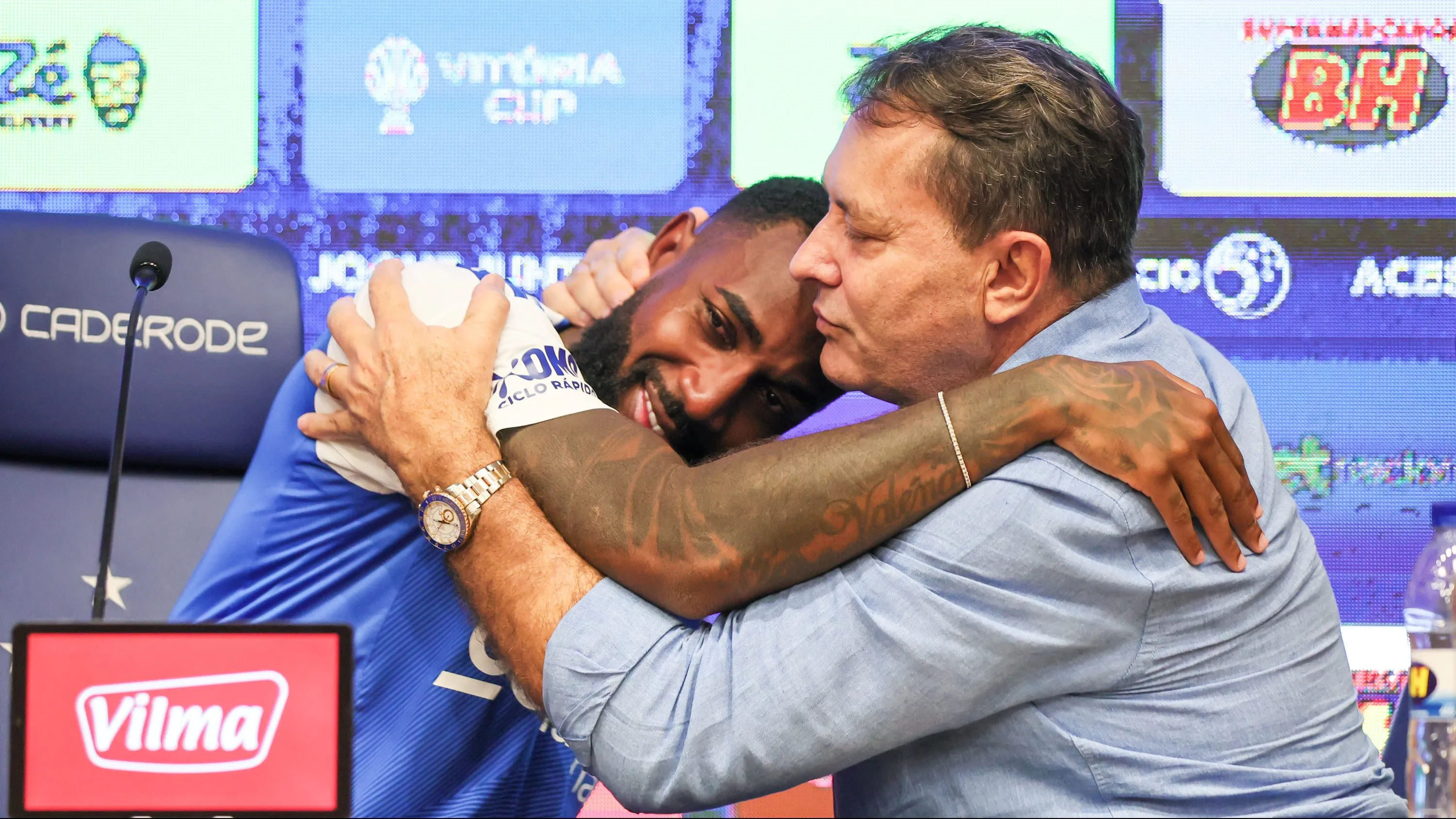 Gerson, a grande contratação do Cabuloso, abraça Pedrinho BH em apresentação –   Foto: Gilson Lobo/AGIF