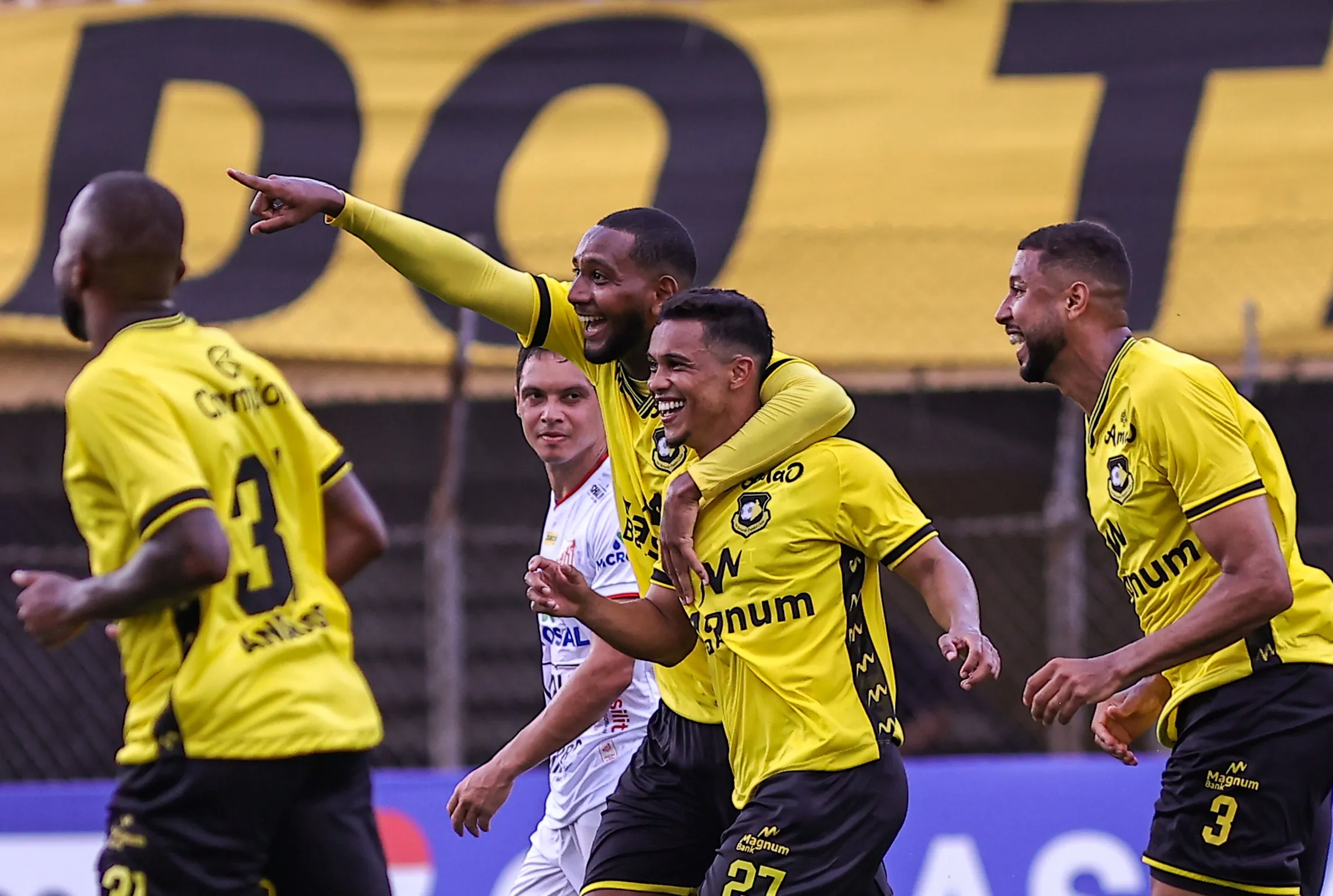 Elenco do Bernô comemorando gol de Echaporã. Foto: Fabio Giannelli/AGIF