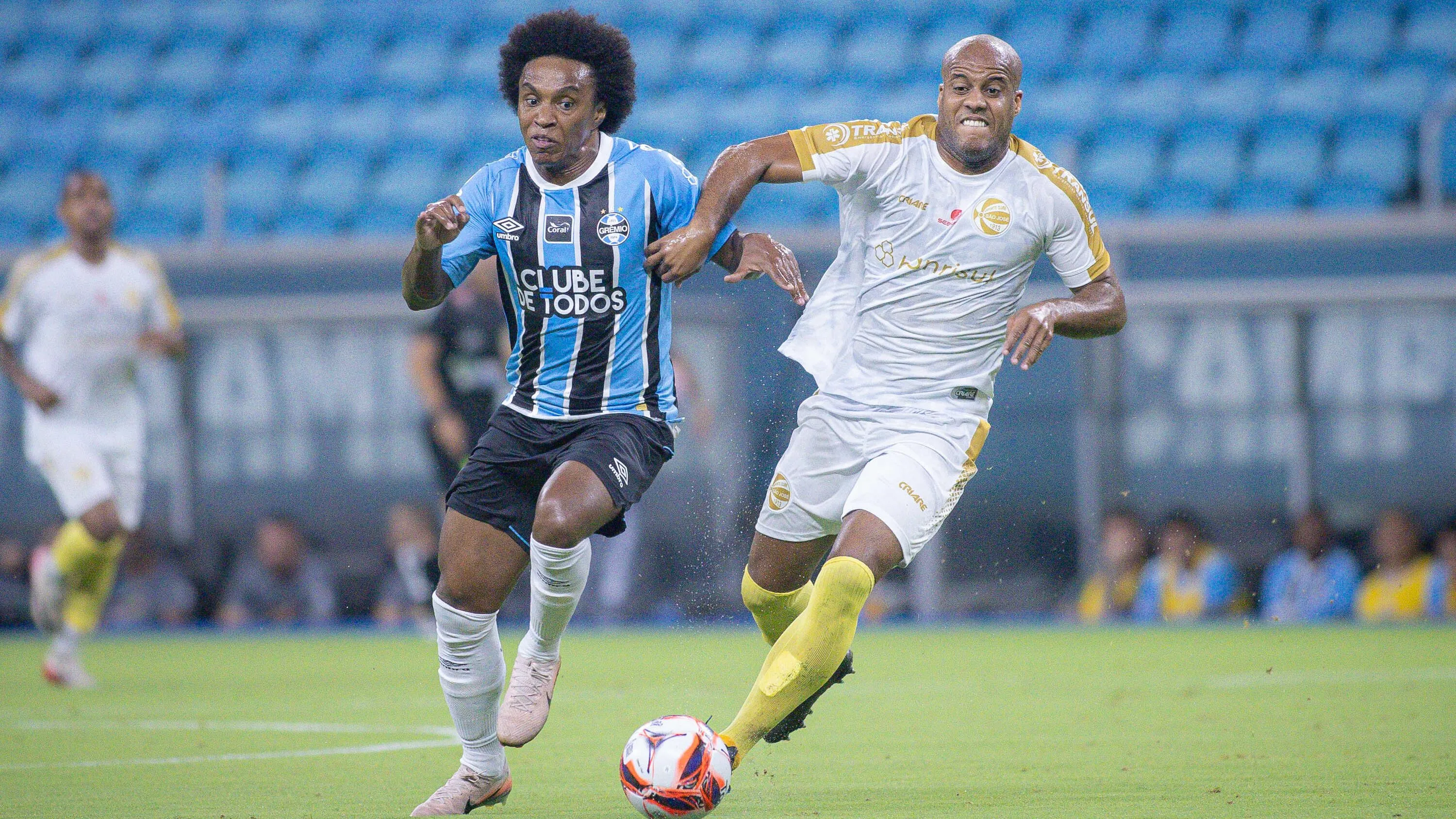 Willian  disputa lance com Tiago Pedra jogador do Sao Jose durante partida no estadio Arena do Gremio pelo campeonato Gaucho 2026. Foto: Maxi Franzoi/AGIF