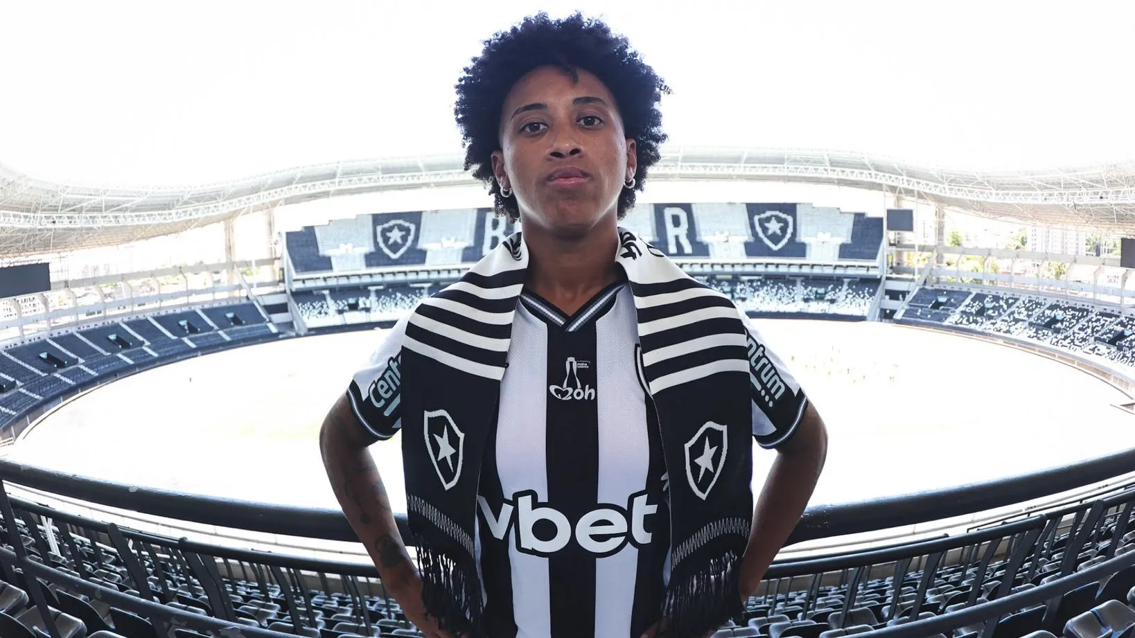 Paty Alves no Estádio Nilton Santos, do Botafogo