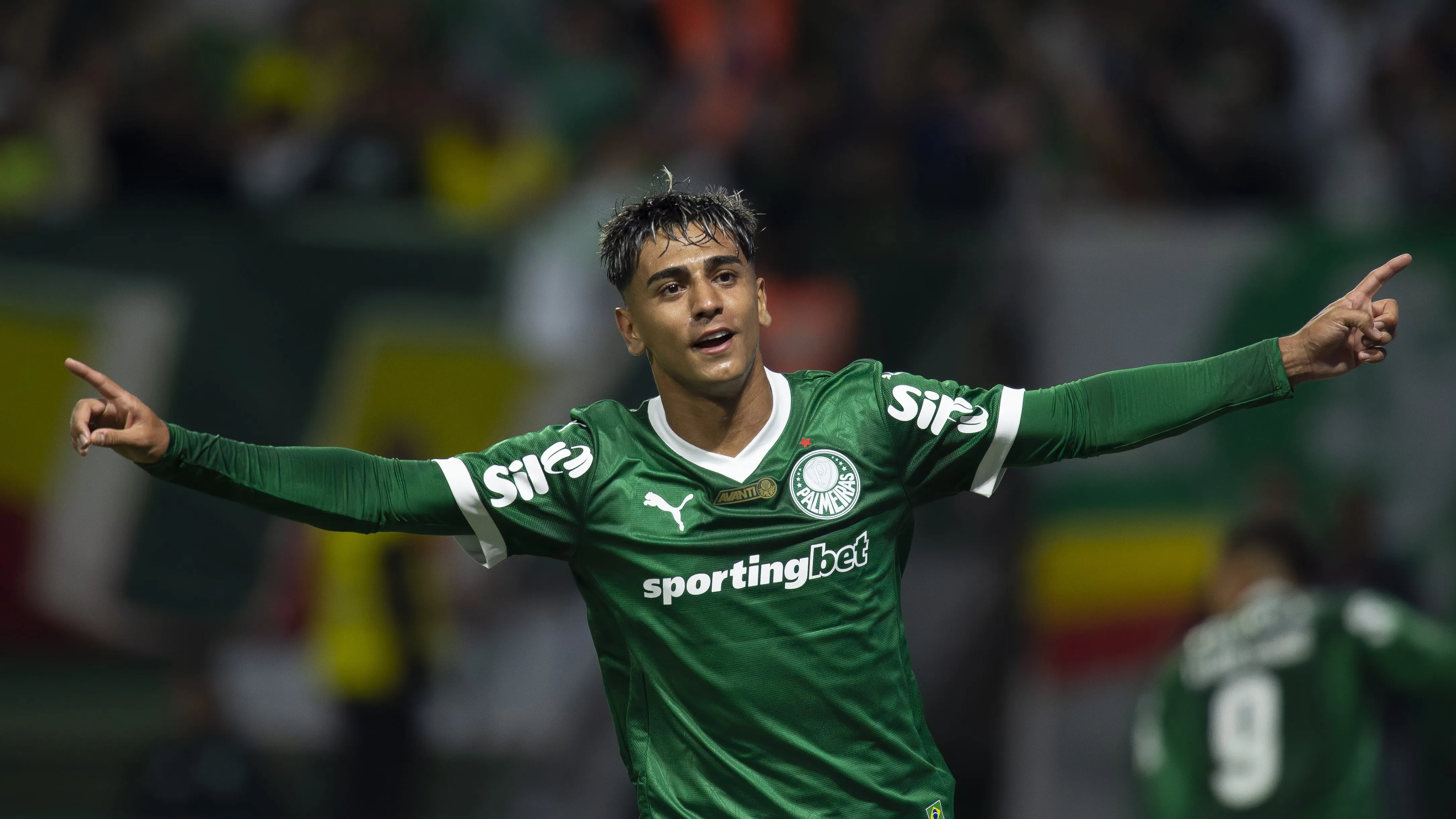 Facundo Torres jogador do Palmeiras comemora gol de Vitor Roque durante partida contra o Internacional no estadio Arena Allianz Parque pelo campeonato Brasileiro A 2025. Foto: Anderson Romao/AGIF