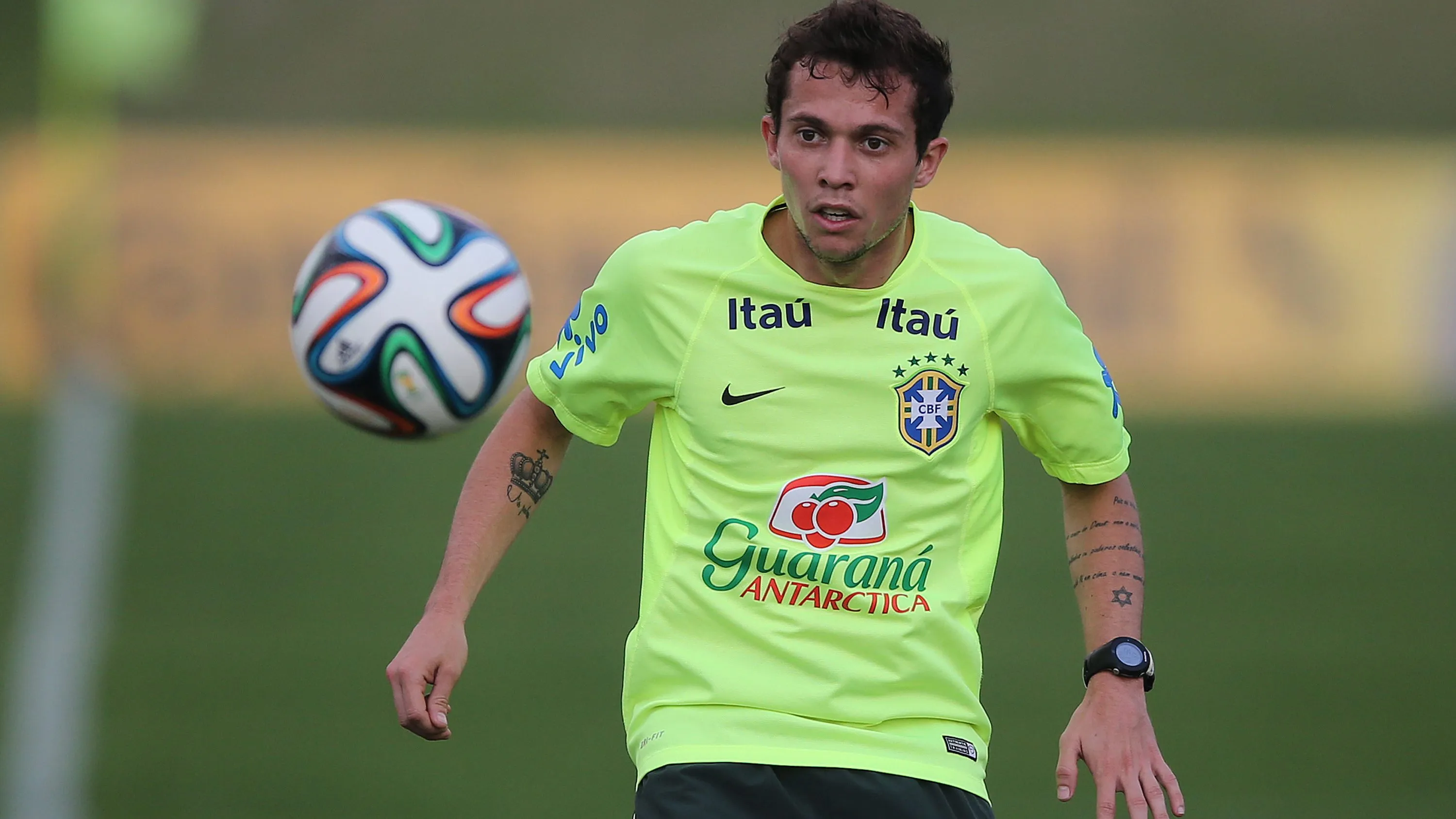 Bernard durante treino da Seleção Brasileira de 2014, sua escalação foi bastante contestada Foto: Fernando Soutello/AGIF