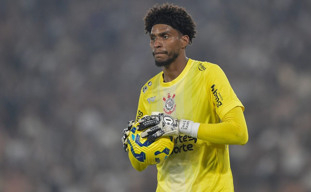 Hugo Souza deixa a bola escapar e comete pênalti em derrota do Corinthians contra o Bahia