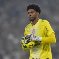 Hugo Souza vacila e comete pênalti em derrota do Corinthians