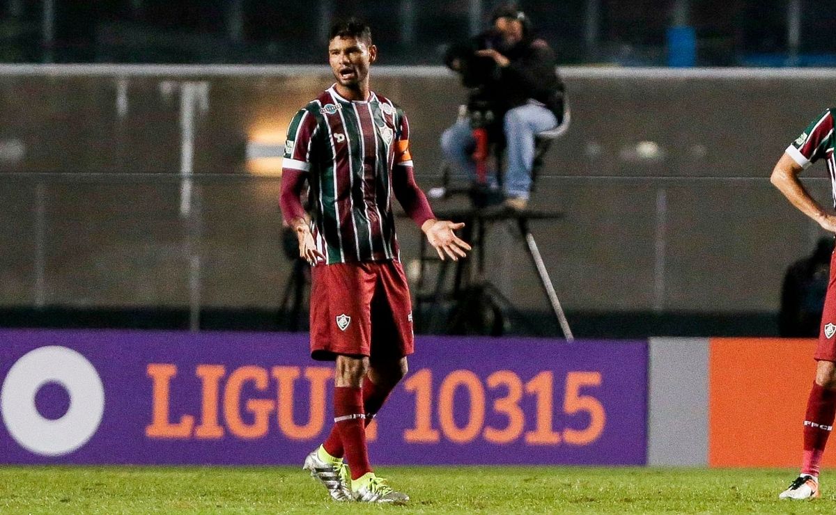 Emelec avança por Douglas Costa, ex-Fluminense e Grêmio, e futuro entra em reta final