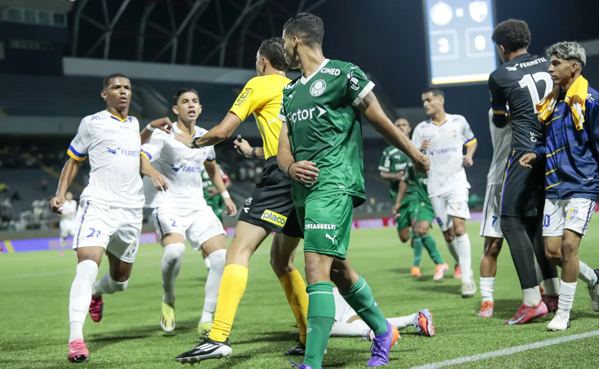 Palmeiras brilha na Copinha, garantindo vantagem e acirrando disputa com rivais tradicionais