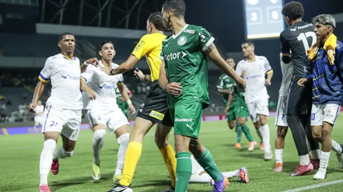 SP – BARUERI – 08/01/2026 – COPA SAO PAULO JUNIOR 2026, PALMEIRAS X BATALHAO – Tumulto entre jogadores do Palmeiras e jogadores do Batalhao durante partida no estadio Arena Barueri pelo campeonato Copa Sao Paulo Junior 2026. Foto: Marco Miatelo/AGIF