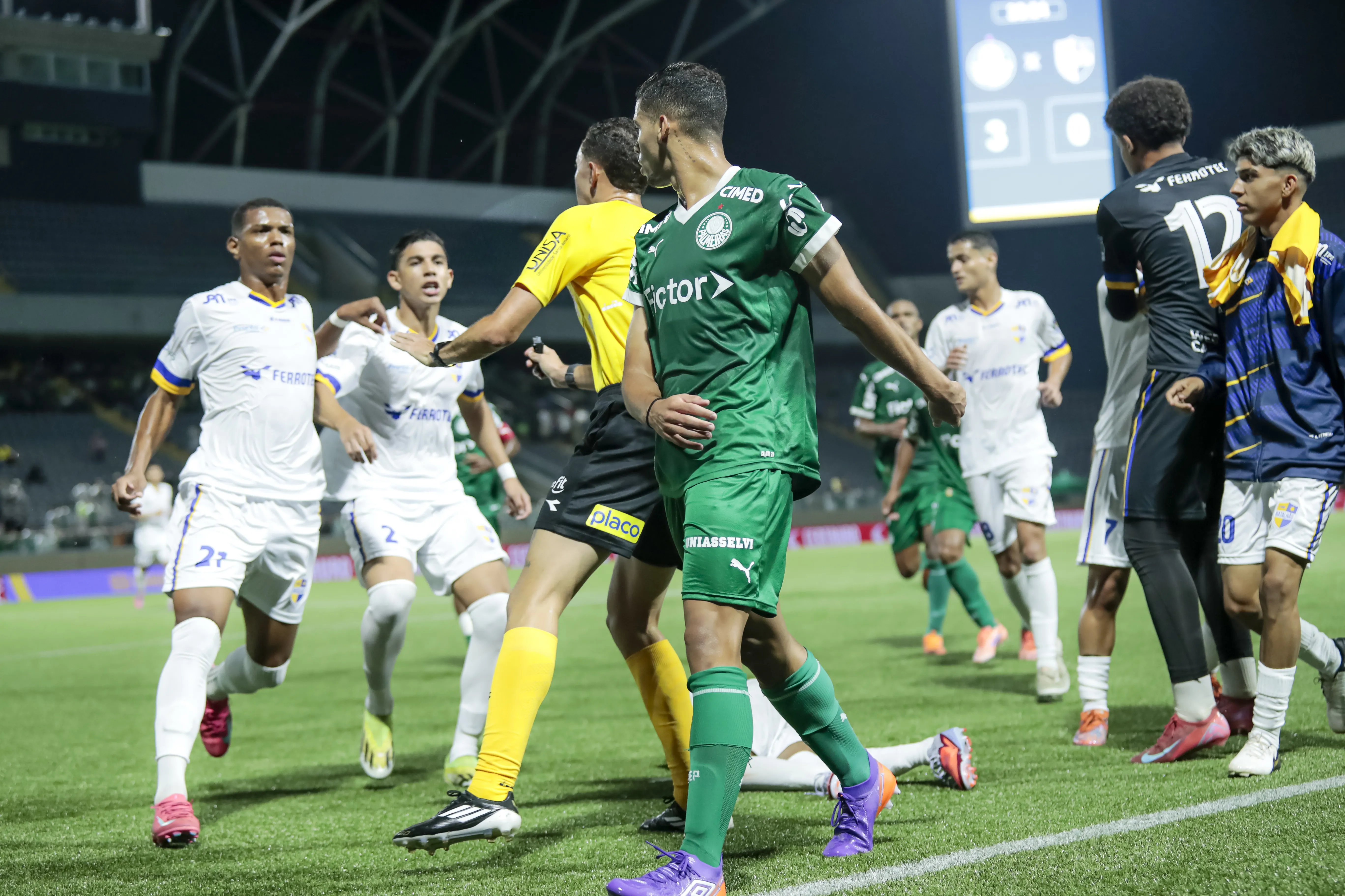 SP – BARUERI – 08/01/2026 – COPA SAO PAULO JUNIOR 2026, PALMEIRAS X BATALHAO – Tumulto entre jogadores do Palmeiras e jogadores do Batalhao durante partida no estadio Arena Barueri pelo campeonato Copa Sao Paulo Junior 2026. Foto: Marco Miatelo/AGIF