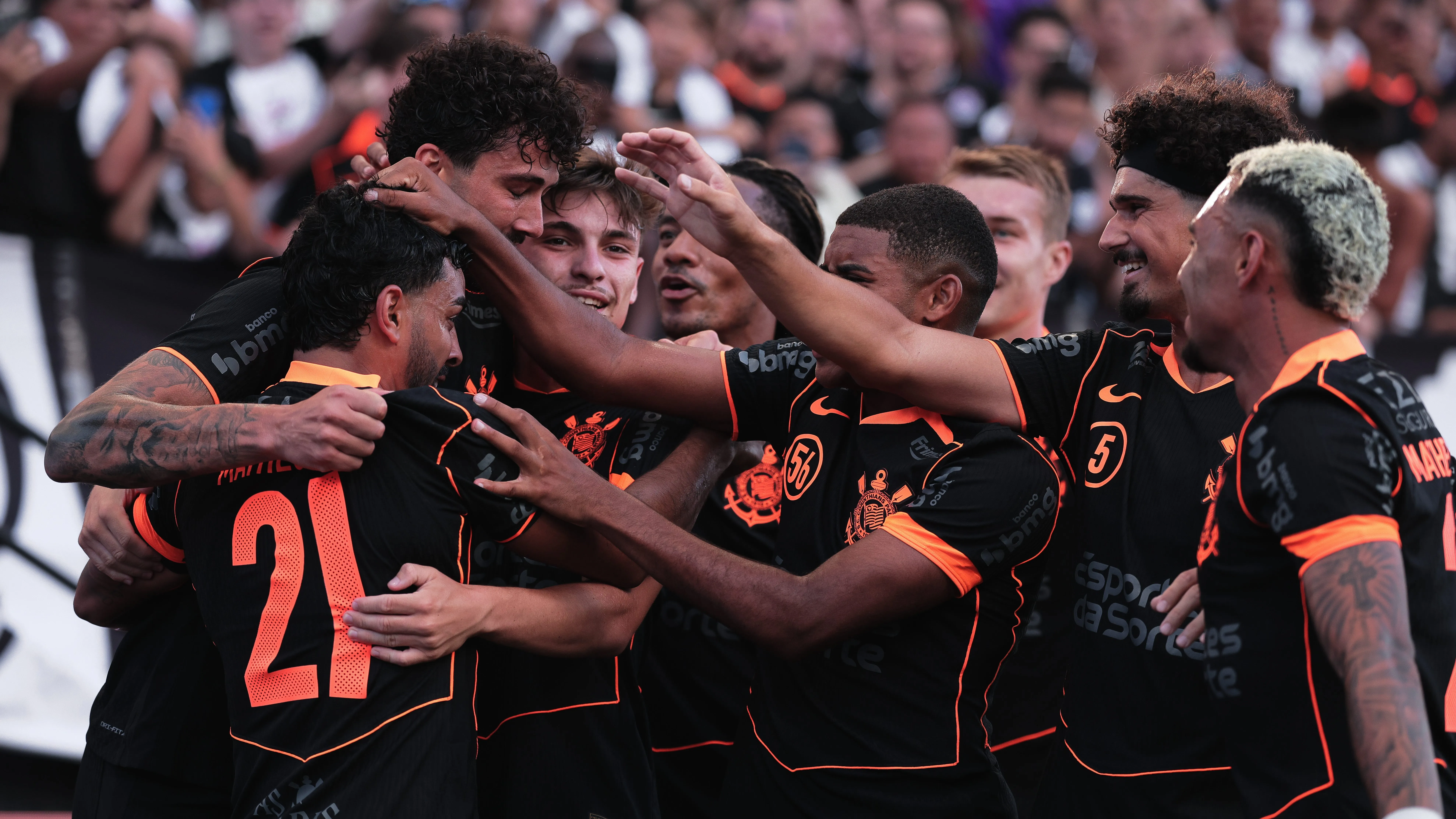 Gustavo Henrique jogador do Corinthians comemora seu gol com jogadores do seu time durante partida contra o Ponte Preta no estadio Arena Corinthians pelo campeonato Paulista 2026. Foto: Ettore Chiereguini/AGIF