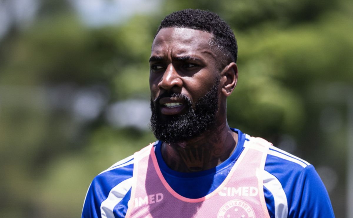 Gerson mal chega no Cruzeiro e Flamengo o aciona na Justiça em causa de R$ 42,7 milhões