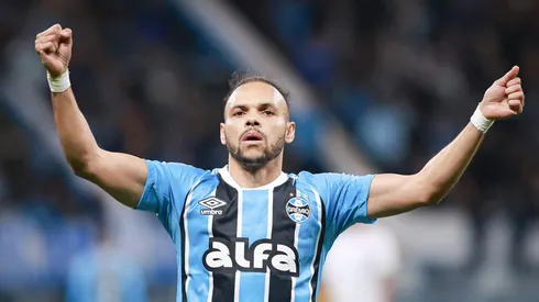 Martin Braithwaite jogador do Gremio comemora seu gol durante partida contra o Fortaleza no estadio Arena do Gremio pelo campeonato Brasileiro A 2025. Foto: Maxi Franzoi/AGIF
