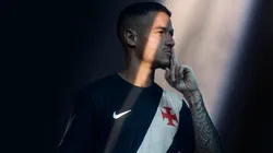 Coutinho com a nova camisa do Vasco. Foto: Divulgação/Nike