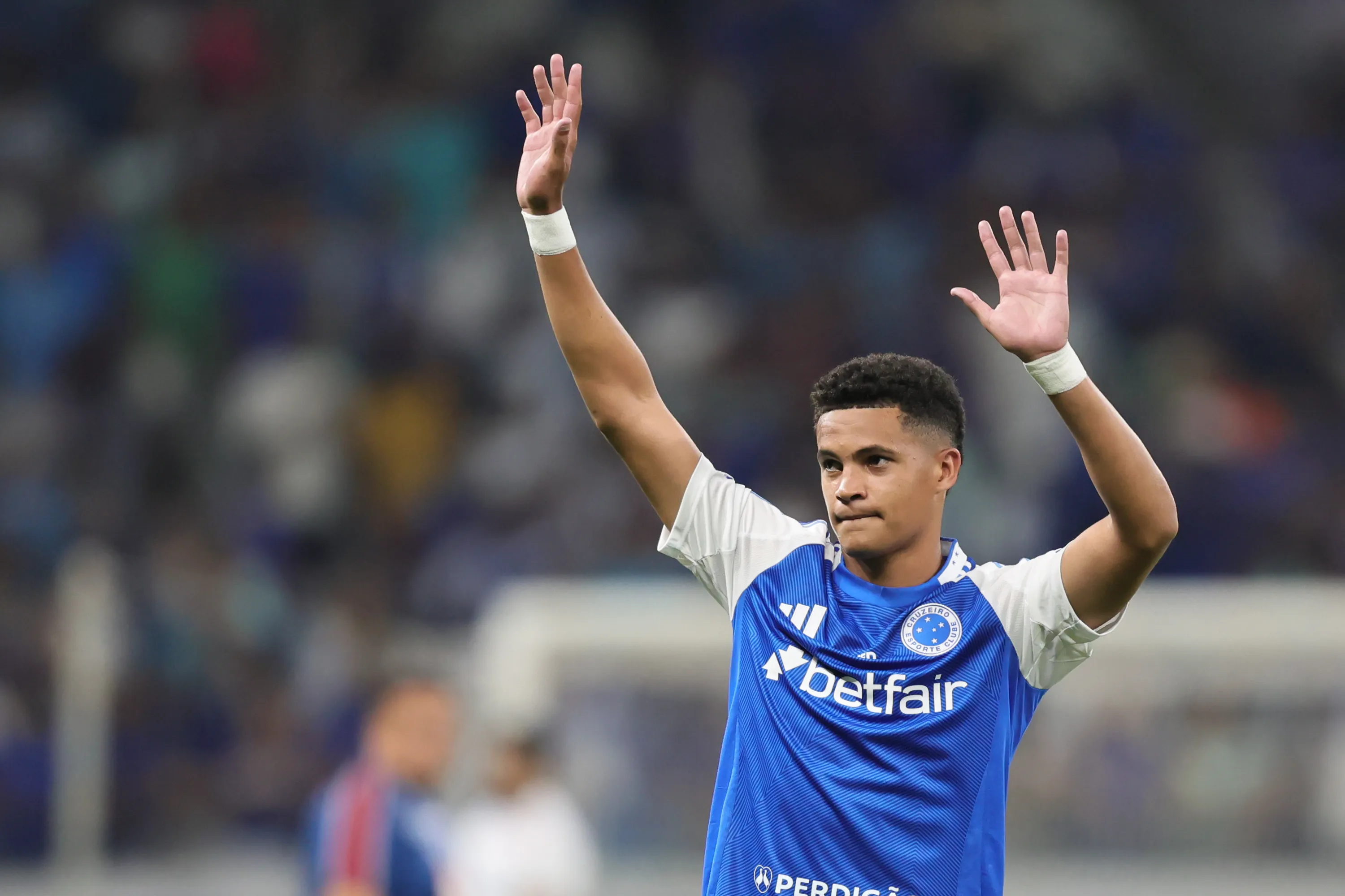 Kaua Prates jogador do Cruzeiro durante partida contra o Fortaleza no estadio Mineirao pelo campeonato Brasileiro A 2025. Foto: Gilson Lobo/AGIF