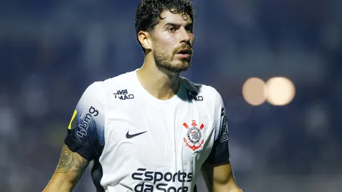 Pedro Raul, jogador do Corinthians durante partida contra o Portuguesa no estadio Pacaembu pelo campeonato Paulista 2025. Foto: Marco Miatelo/AGIF