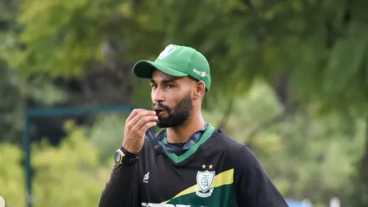 Treinador Jorge Victor em treino do América-MG feminino