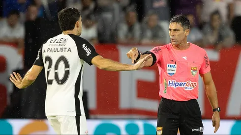 O arbitro Flavio Rodrigues de Souza durante partida entre Bragantino e Corinthians no estadio Cicero De Souza Marques pelo campeonato Paulista 2026. Foto: Joisel Amaral/AGIF
