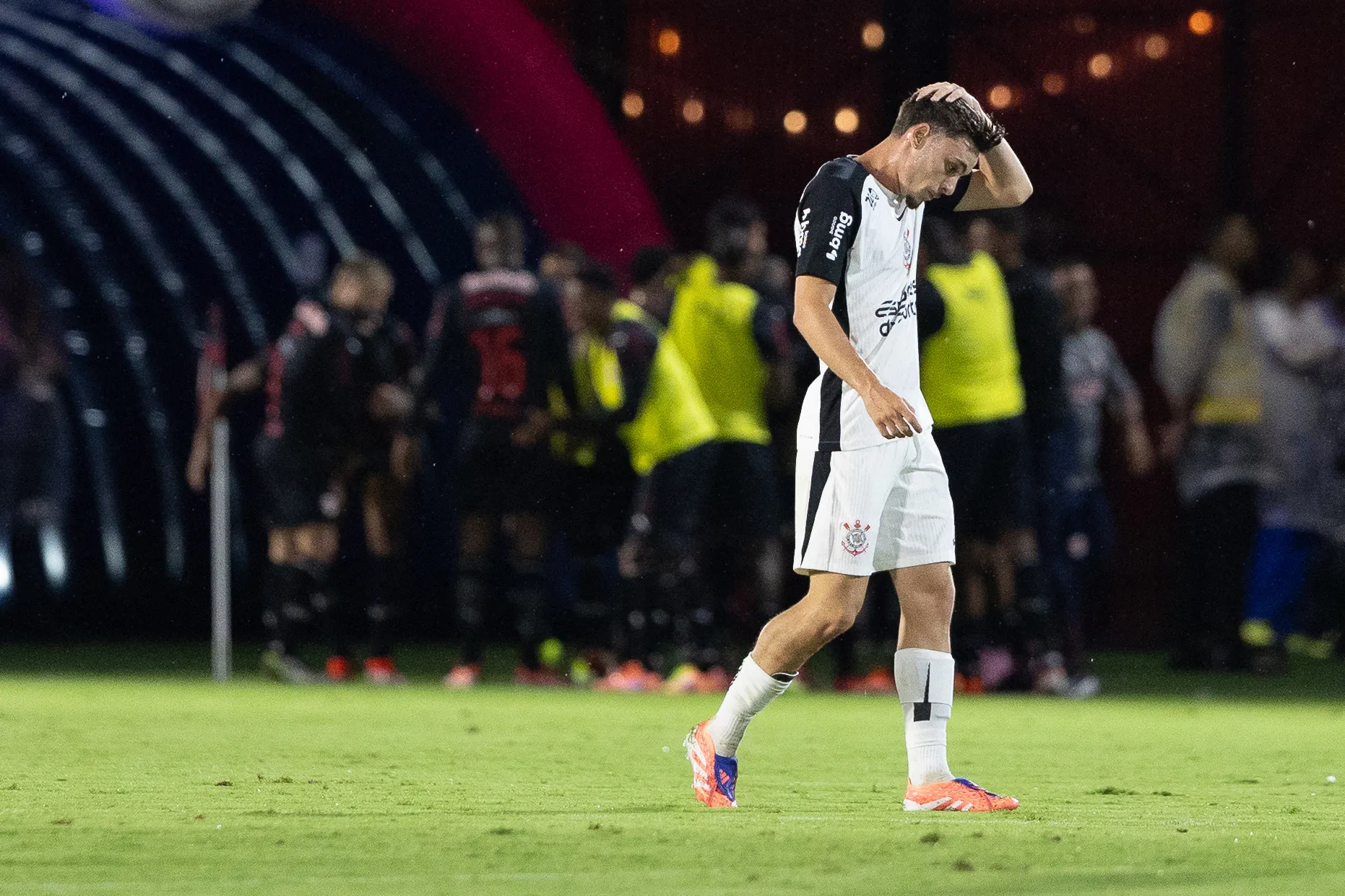 jogador do Corinthians lamenta gol sofrido e ao fundo time do bragantino comemora durante partida contra o Bragantino no estadio Cicero De Souza Marques pelo campeonato Paulista 2026. Foto: Joisel Amaral/AGIF
