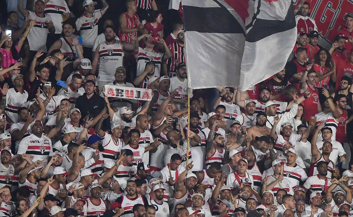 Torcida do São Paulo não deixa de protestar contra Júlio Casares em jogo contra o São Bernardo