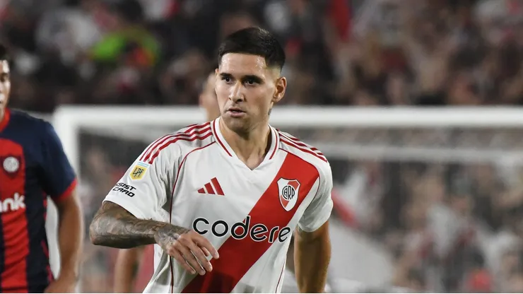 BUENOS AIRES, ARGENTINA - DECEMBER 4: Rodrigo Villagra of River Plate drives the ball during the Liga Profesional 2024 match between River Plate and San Lorenzo at Estadio Mas Monumental Antonio Vespucio Liberti on December 4, 2024 in Buenos Aires, Argentina. (Photo by Federico Peretti/Getty Images)