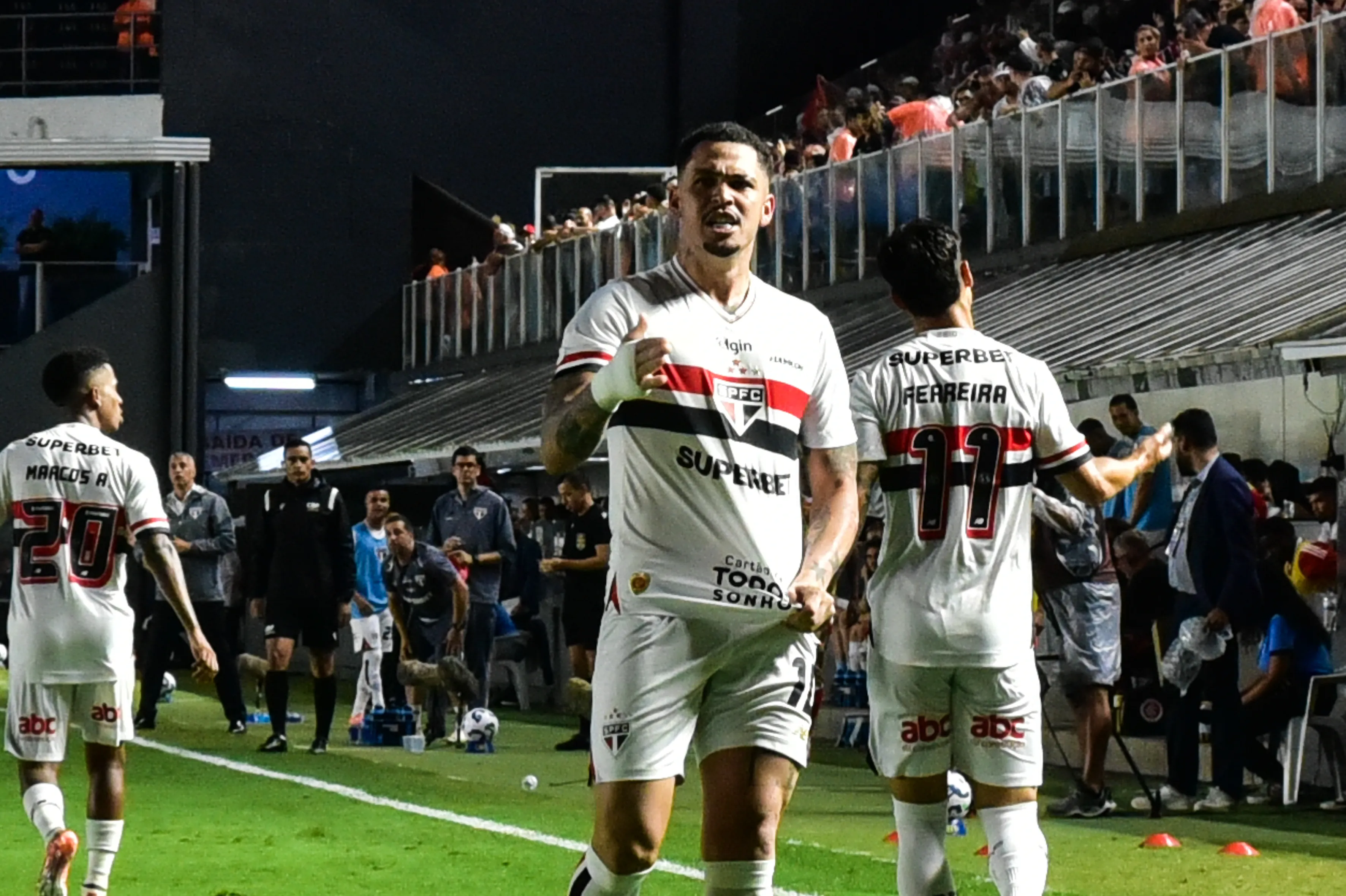 Luciano jogador do Sao Paulo comemora seu gol durante partida contra o Internacional no estadio Vila Belmiro pelo campeonato Brasileiro A 2025. Foto: Jota Erre/AGIF