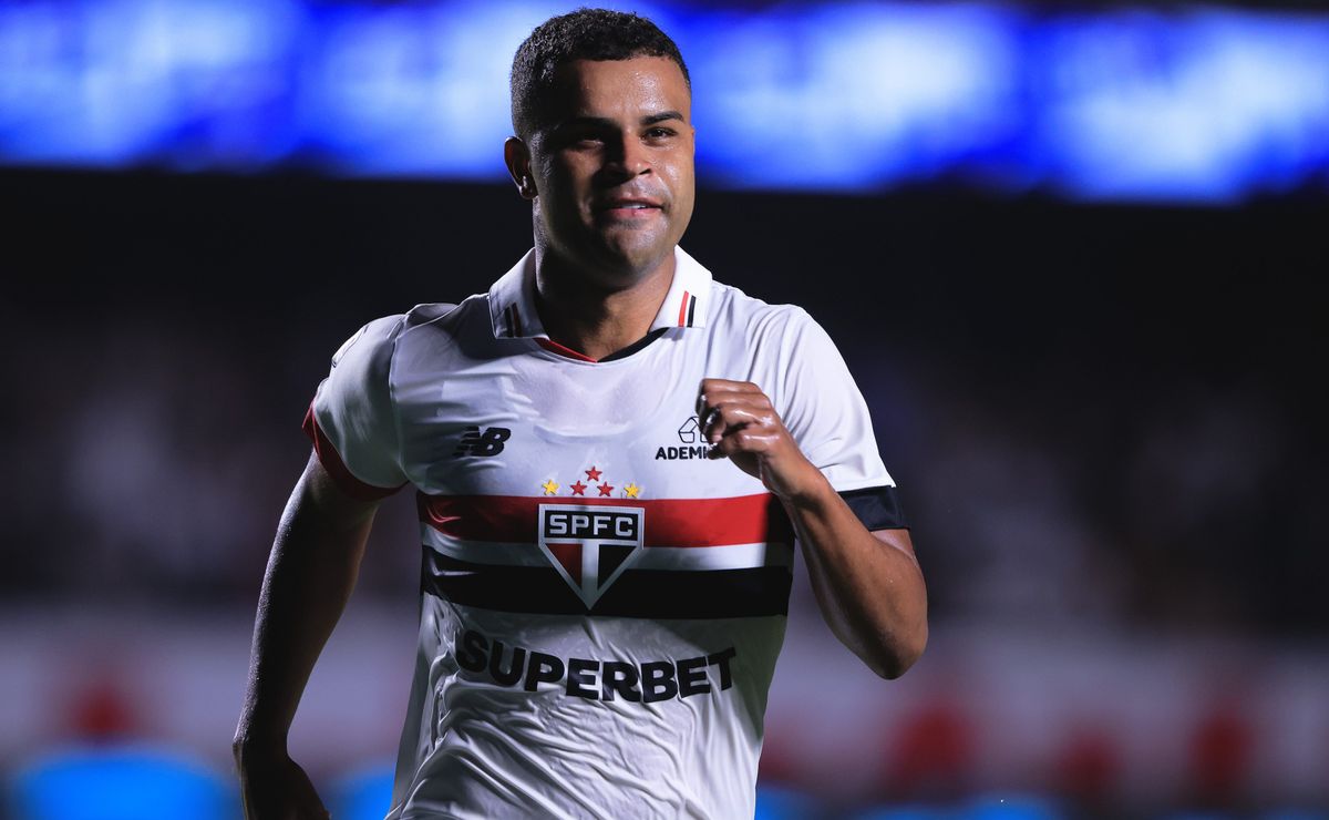 Dorival Júnior revela bastidores do negócio entre São Paulo e Corinthians por Alisson: “Se conversam”