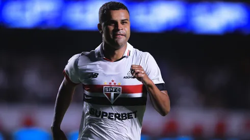 Alisson, jogador do São Paulo, comemora seu gol durante partida contra o Palmeiras no estadio Morumbi pelo campeonato Paulista 2024. Foto: Ettore Chiereguini/AGIF
