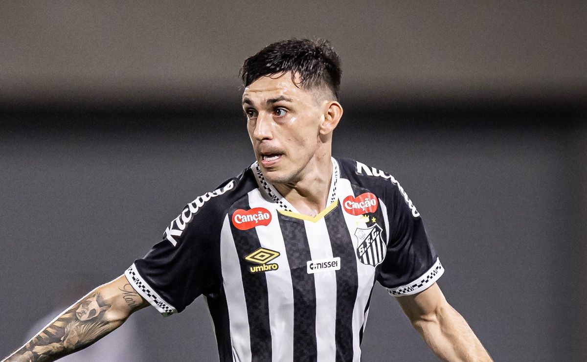 Torcida do Santos critica Gonzalo Escobar após treino de quinta-feira (15) e pede saída do lateral