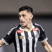 Torcida do Santos critica Gonzalo Escobar após treino de quinta-feira (15) e pede saída do lateral