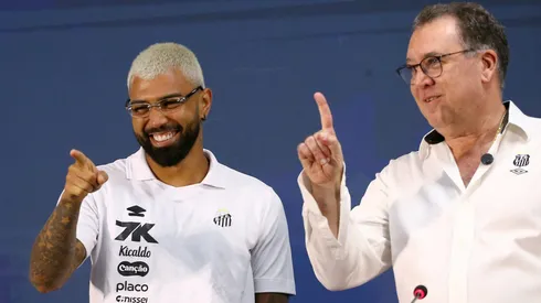 SP – SANTOS – 05/01/2026 – SANTOS, APRESENTACAO GABIGOL – Gabriel Barbosa(Gabigol) ao lado de Presidente Marcelo Teixeira durante sua apresentacao oficial como jogador do Santos FC em coletiva de imprensa realizada no Vila Belmiro. Foto: Mauricio De Souza/AGIF
