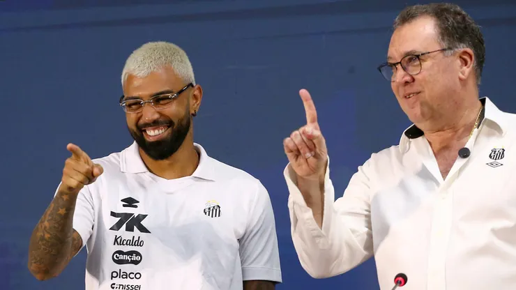SP - SANTOS - 05/01/2026 - SANTOS, APRESENTACAO GABIGOL - Gabriel Barbosa(Gabigol) ao lado de Presidente Marcelo Teixeira durante sua apresentacao oficial como jogador do Santos FC em coletiva de imprensa realizada no Vila Belmiro. Foto: Mauricio De Souza/AGIF