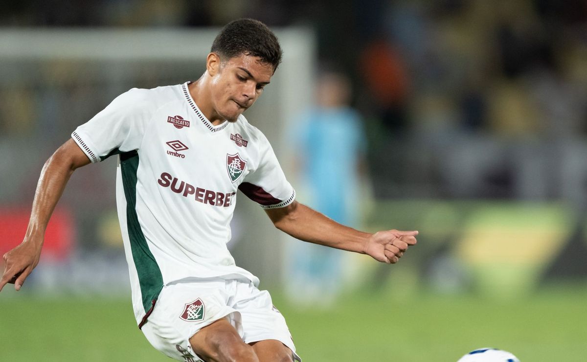 Júlio Fidelis cresce no Fluminense e ganha força na disputa por posição em 2026