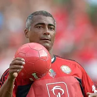 Romário rechaça comparação de sua volta ao Flamengo com Paquetá