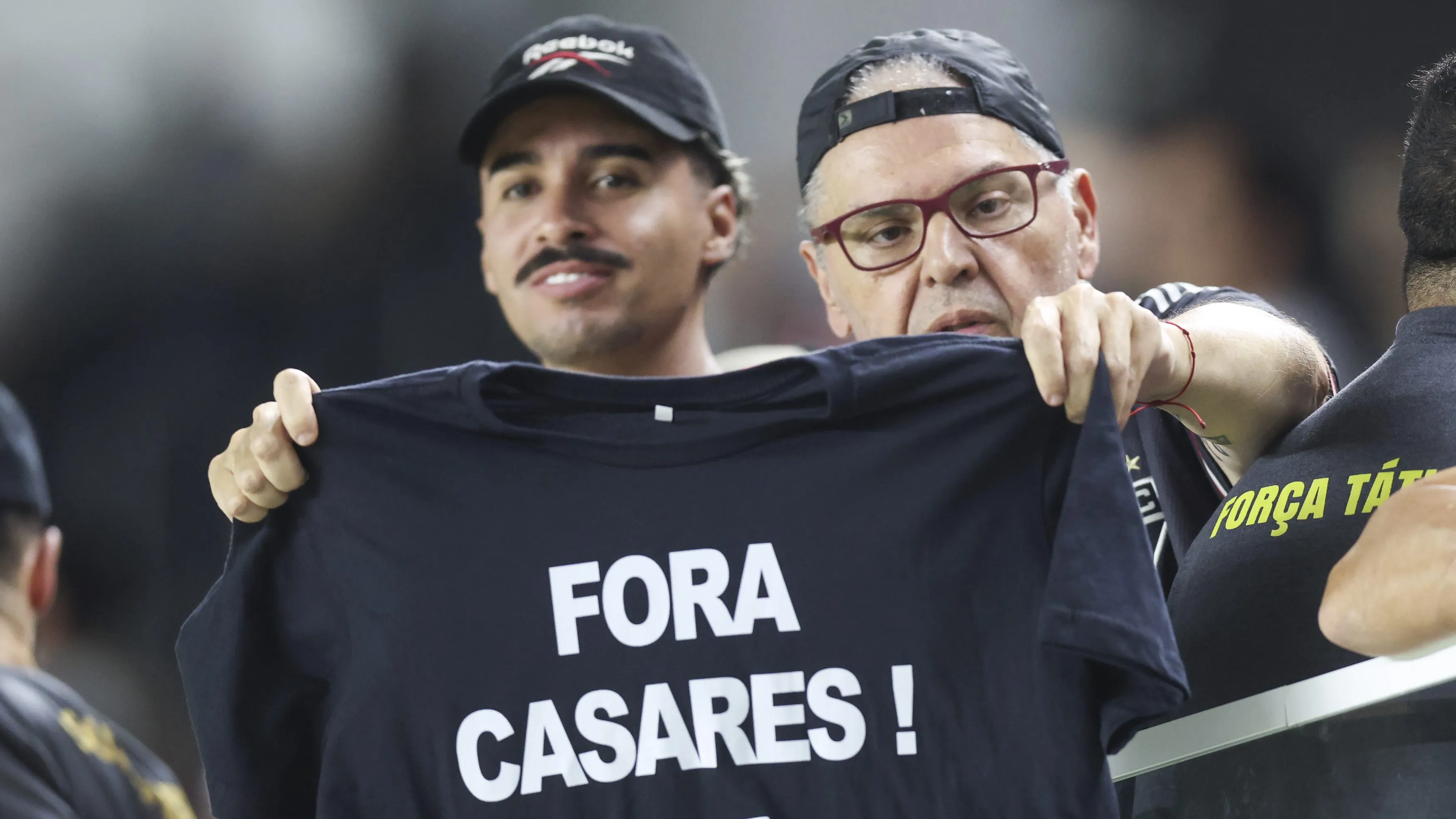 Torcida protesto contra Casares – Foto: Alexandre Schneider/Getty Images