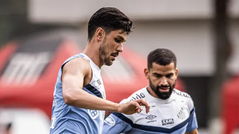 Basso ao lado de Rincón durante treino. Foto: Raul Baretta/ Santos FC.
