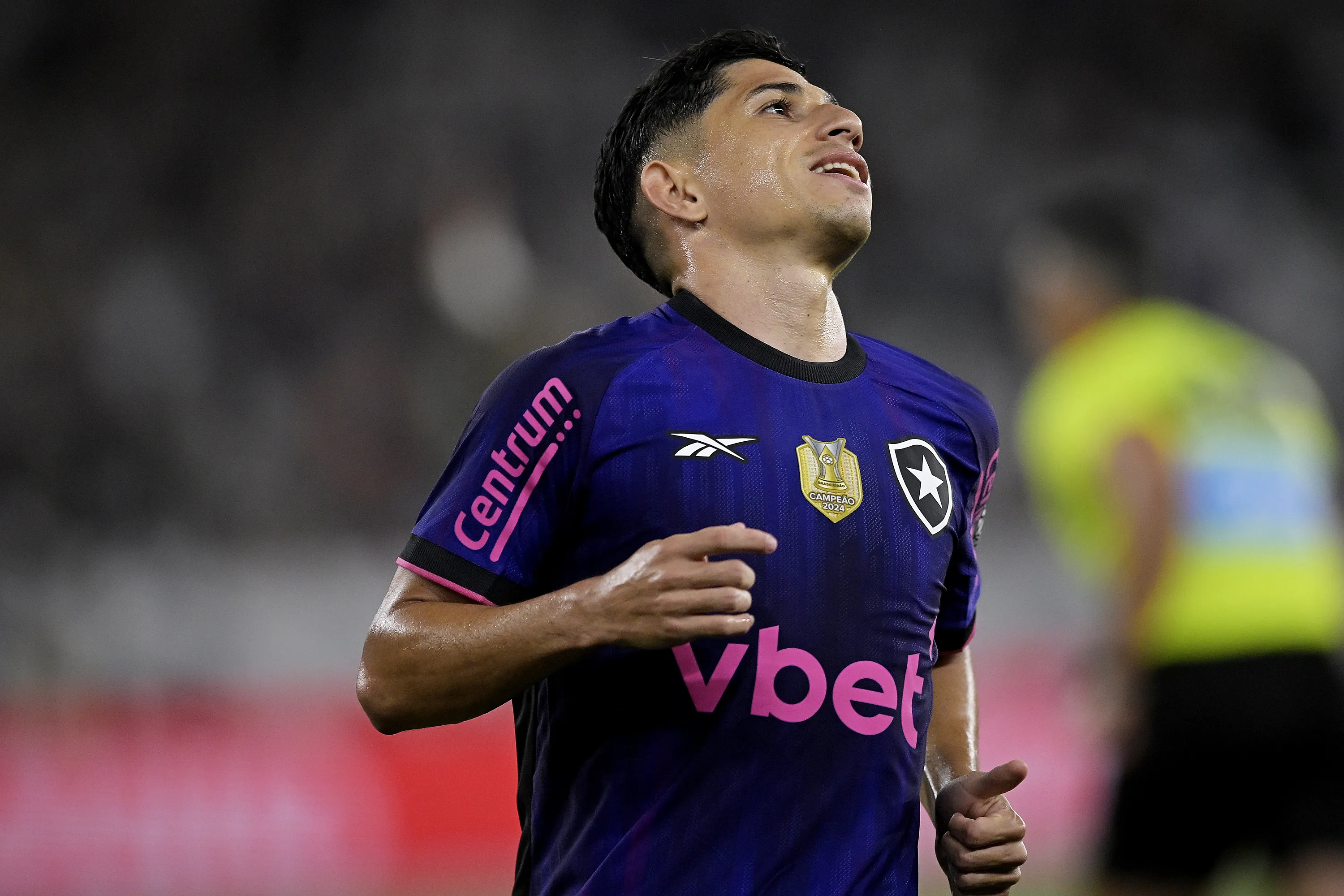 RJ – RIO DE JANEIRO – 22/11/2025 – BRASILEIRO A 2025, BOTAFOGO X GREMIO –  Savarino jogador do Botafogo durante partida contra o Gremio no estadio Engenhao pelo campeonato Brasileiro A 2025. Foto: Alexandre Loureiro/AGIF