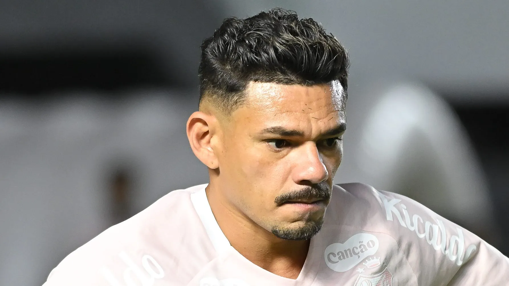 Foto: Jota Erre/AGIF – Tiquinho Soares tem contrato até 2027 na Vila Belmiro.