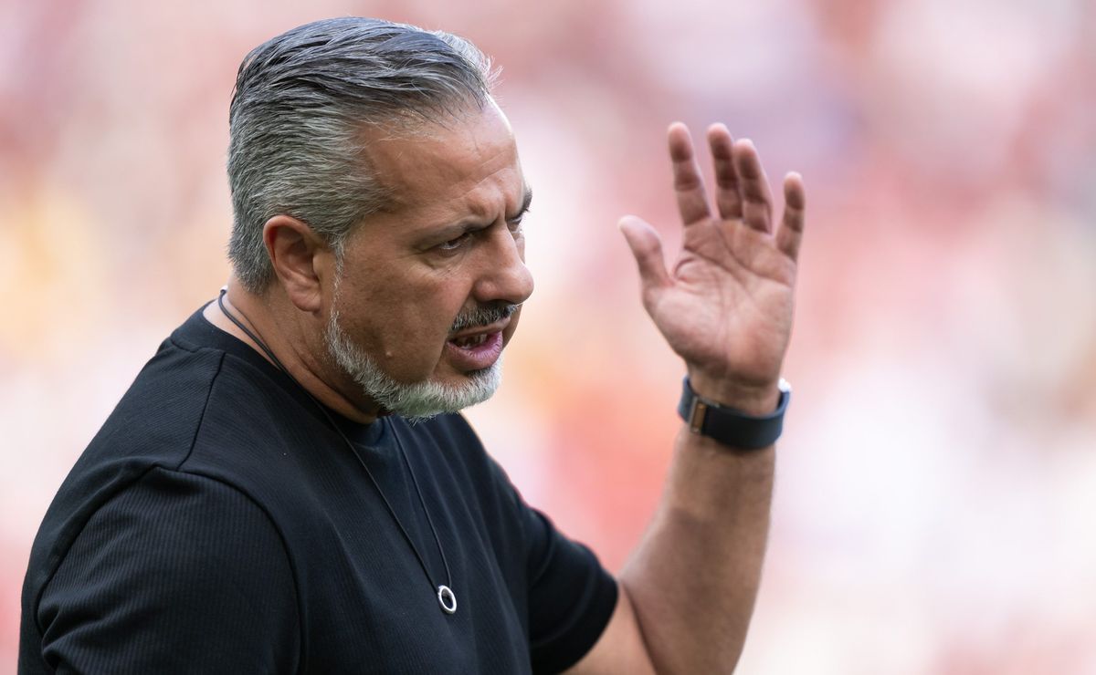 José Boto pode buscar novo ponta para o Flamengo após saídas de Michael e Wallace Yan