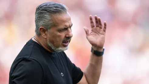 Diretor monitora o mercado – Foto: Jorge Rodrigues/AGIF.
