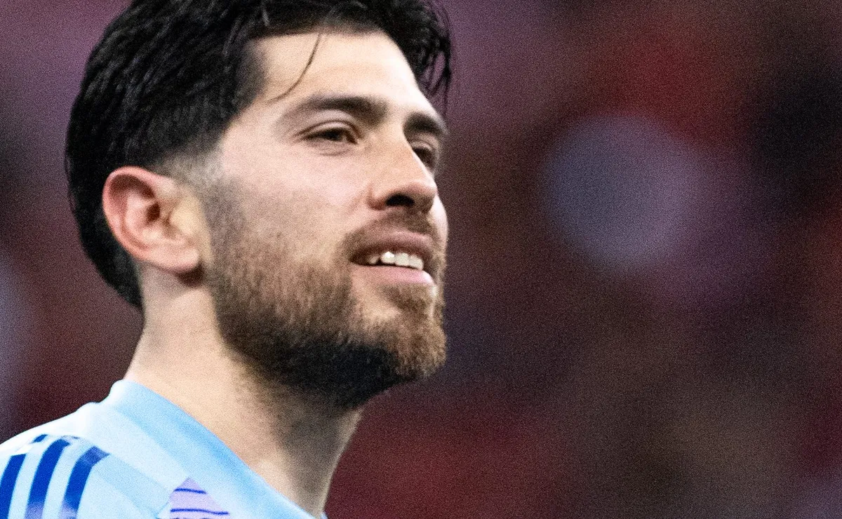 Impasse nas renovações: Flamengo freia contrato de Rossi e clima de tensão toma os bastidores