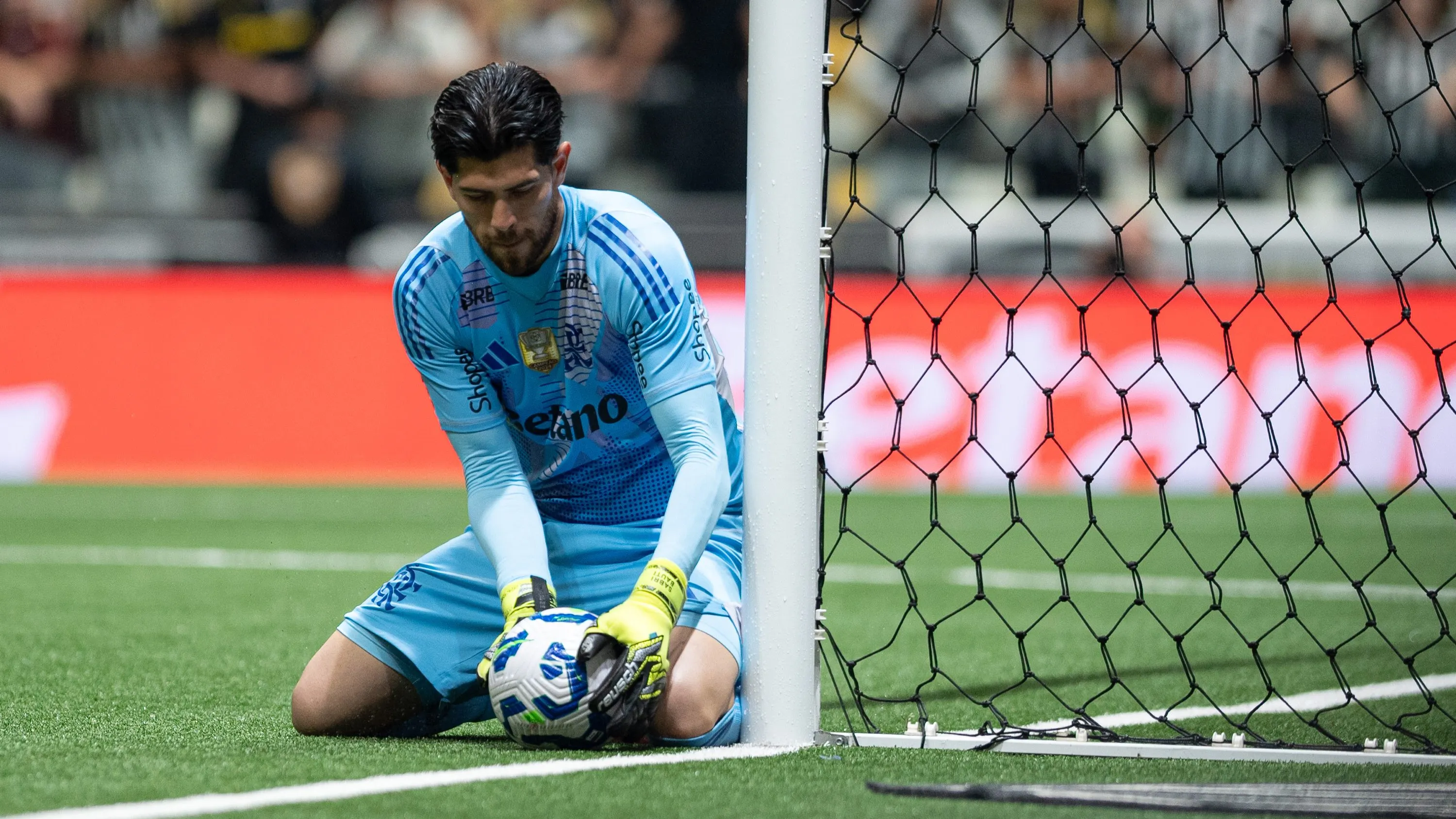 MG – BELO HORIZONTE – 25/11/2025 – BRASILEIRO A 2025, ATLETICO-MG X FLAMENGO – Rossi goleiro do Flamengo durante partida contra o Atletico-MG no estadio Arena MRV pelo campeonato Brasileiro A 2025. Foto: Alessandra Torres/AGIF