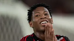 Plata em campo com a camisa do Fla.