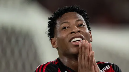 Plata em campo com a camisa do Fla.
