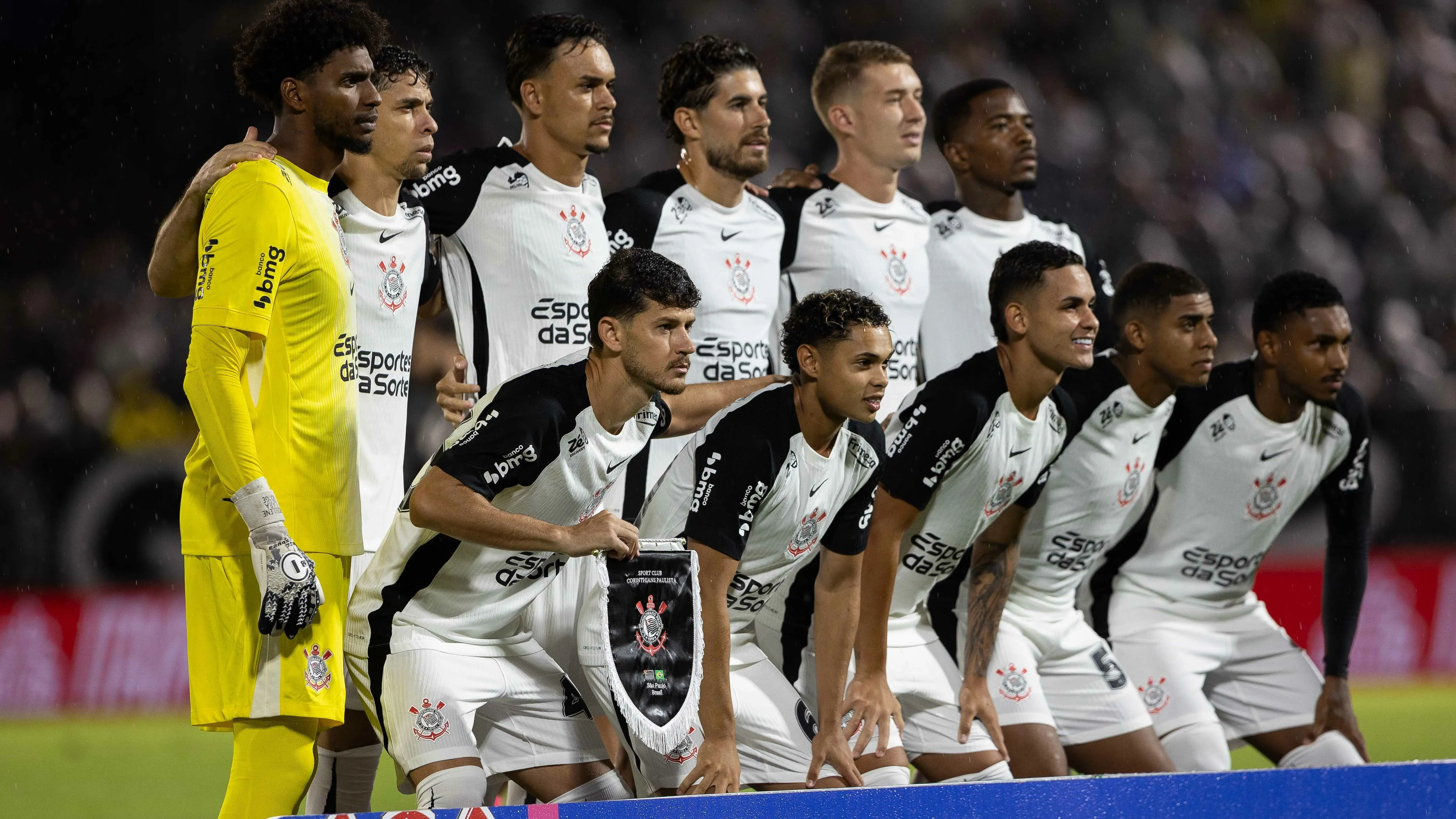 Jogadores do Corinthians posam para foto antes na partida contra Bragantino no estadio Cicero De Souza Marques pelo campeonato Paulista 2026. Foto: Joisel Amaral/AGIF