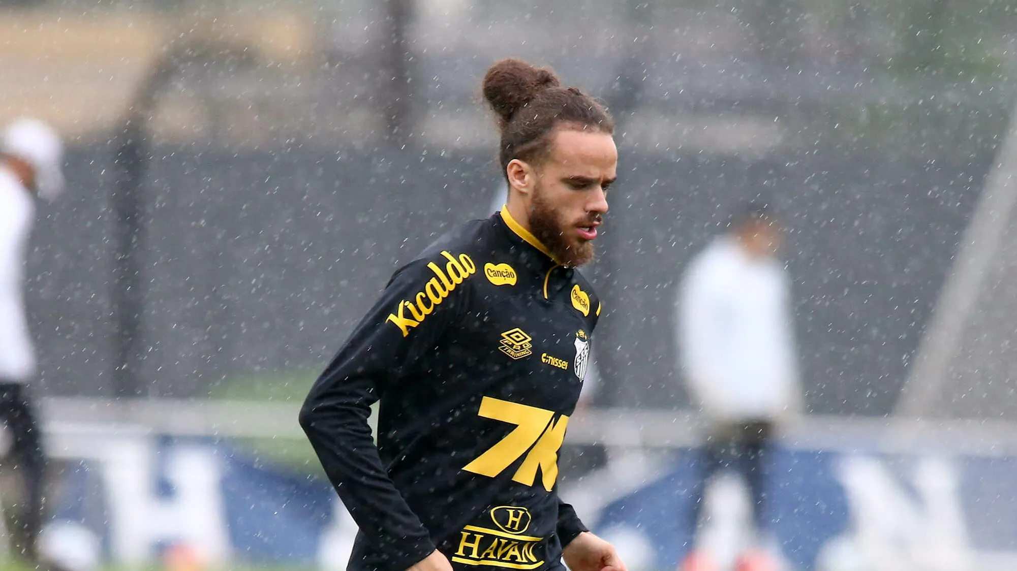 Foto: Mauricio De Souza/AGIF – Jogador argelino está com os dias contados no Santos.