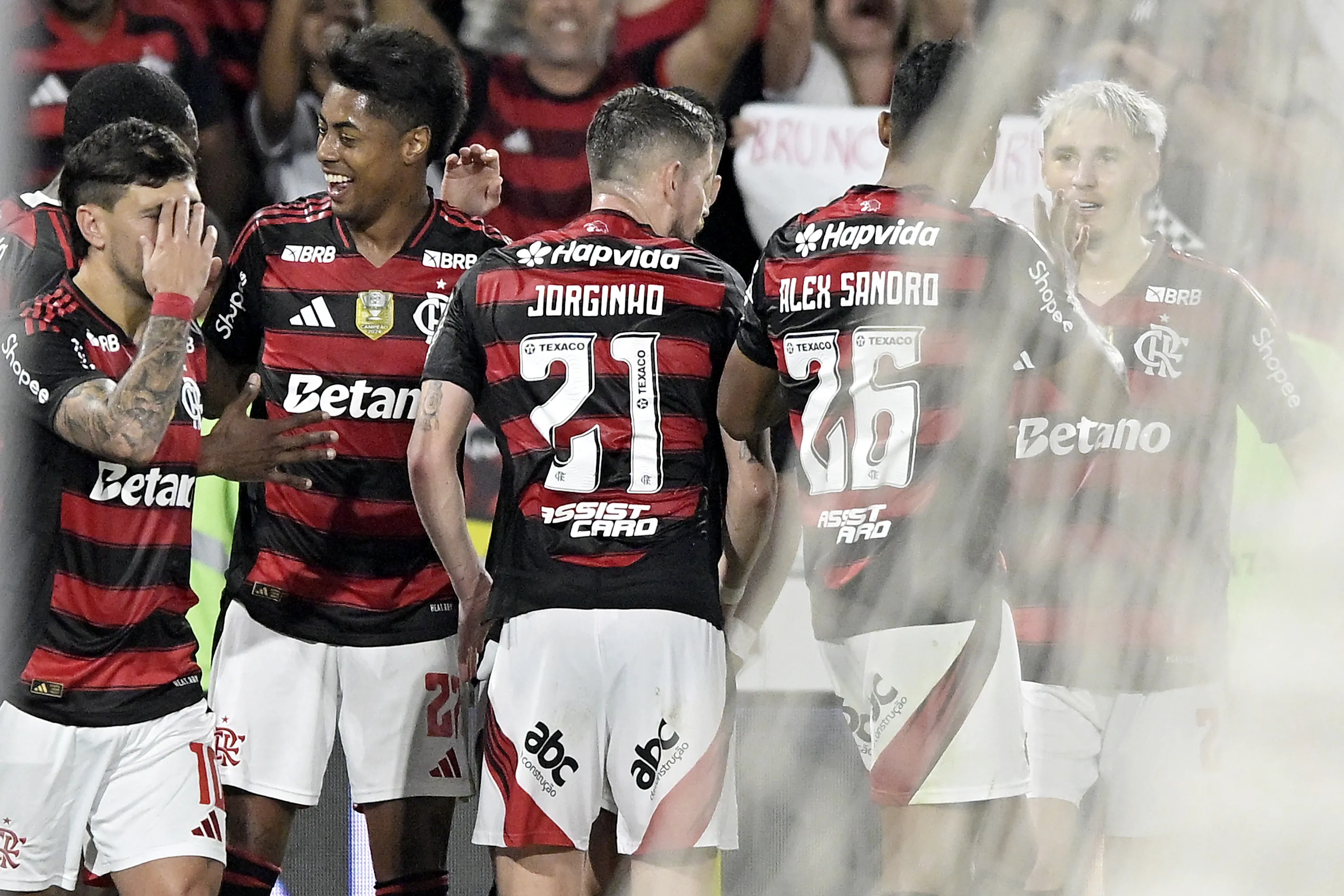 RJ – RIO DE JANEIRO – 22/11/2025 – BRASILEIRO A 2025, FLAMENGO X BRAGANTINO – Bruno Henrique jogador do Flamengo comemora seu gol com jogadores do seu time durante partida contra o Bragantino no estadio Maracana pelo campeonato Brasileiro A 2025. Foto: Alexandre Loureiro/AGIF
