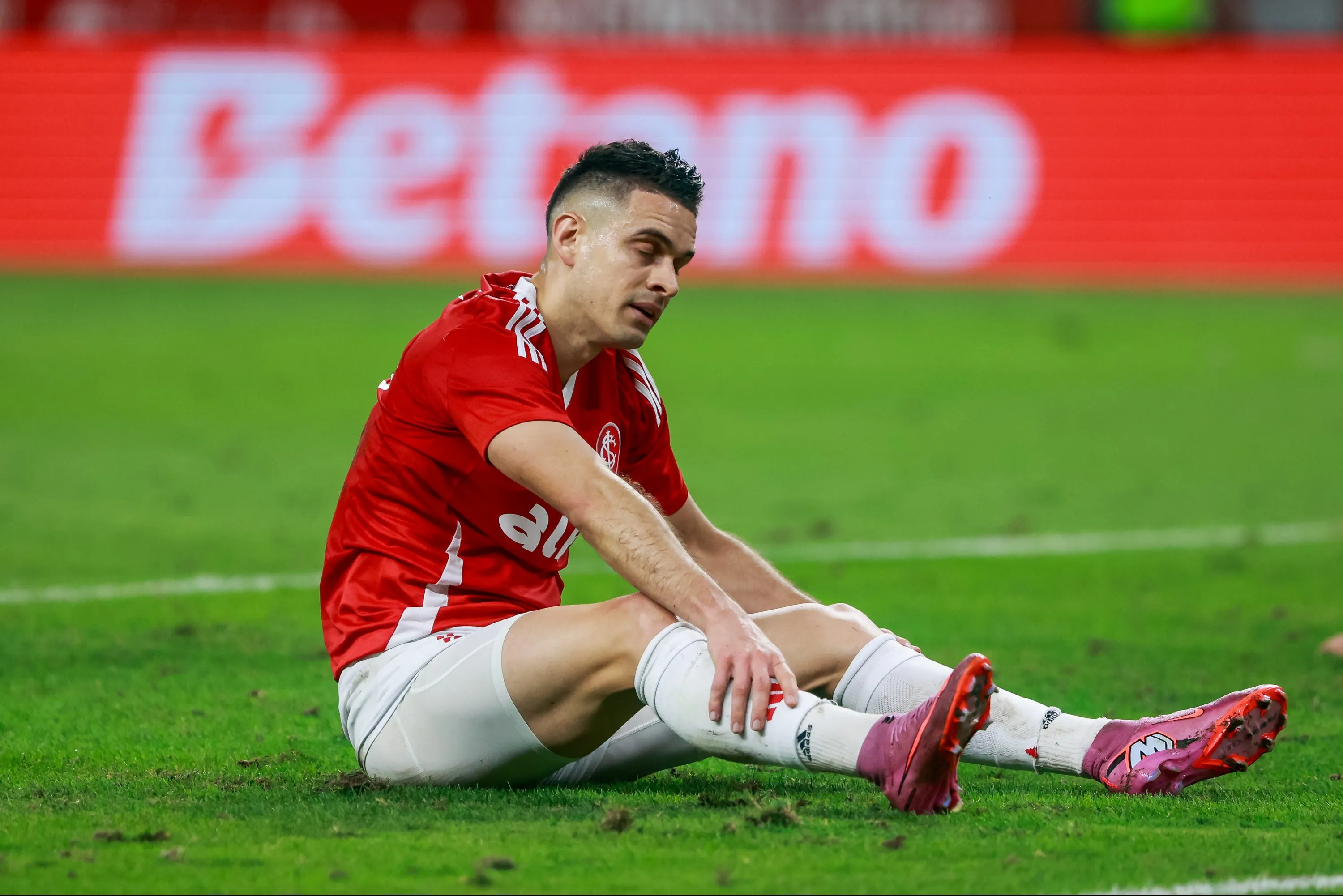 Borré jogador do Internacional lamenta durante partida contra o Santos no estadio Beira-Rio pelo campeonato Brasileiro A 2025. Foto: Luiz Erbes/AGIF