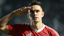 Borré jogador do Internacional comemora seu gol durante partida contra o Santos no estadio Vila Belmiro pelo campeonato Brasileiro A 2025. Foto: Jota Erre/AGIF